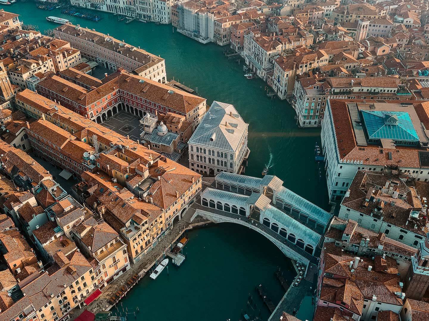 Foto dall'alto del Circolo Unificato Astride Cornoldi nella foto si vede anche il ponte di Rialto