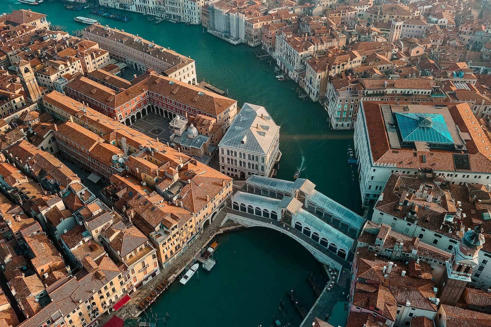 Foto dall'alto del Circolo Unificato Astride Cornoldi nella foto si vede anche il ponte di Rialto