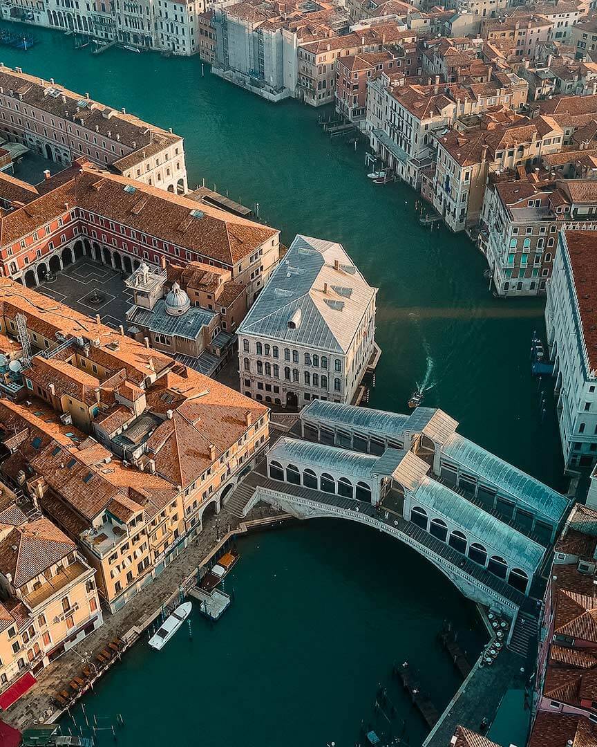 Foto dall'alto del Circolo Unificato Astride Cornoldi nella foto si vede anche il ponte di Rialto