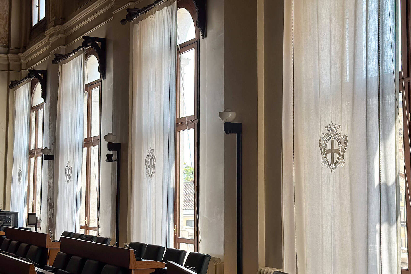 Stanza interna del palazzo Moroni con vista sulle finestre e le tende