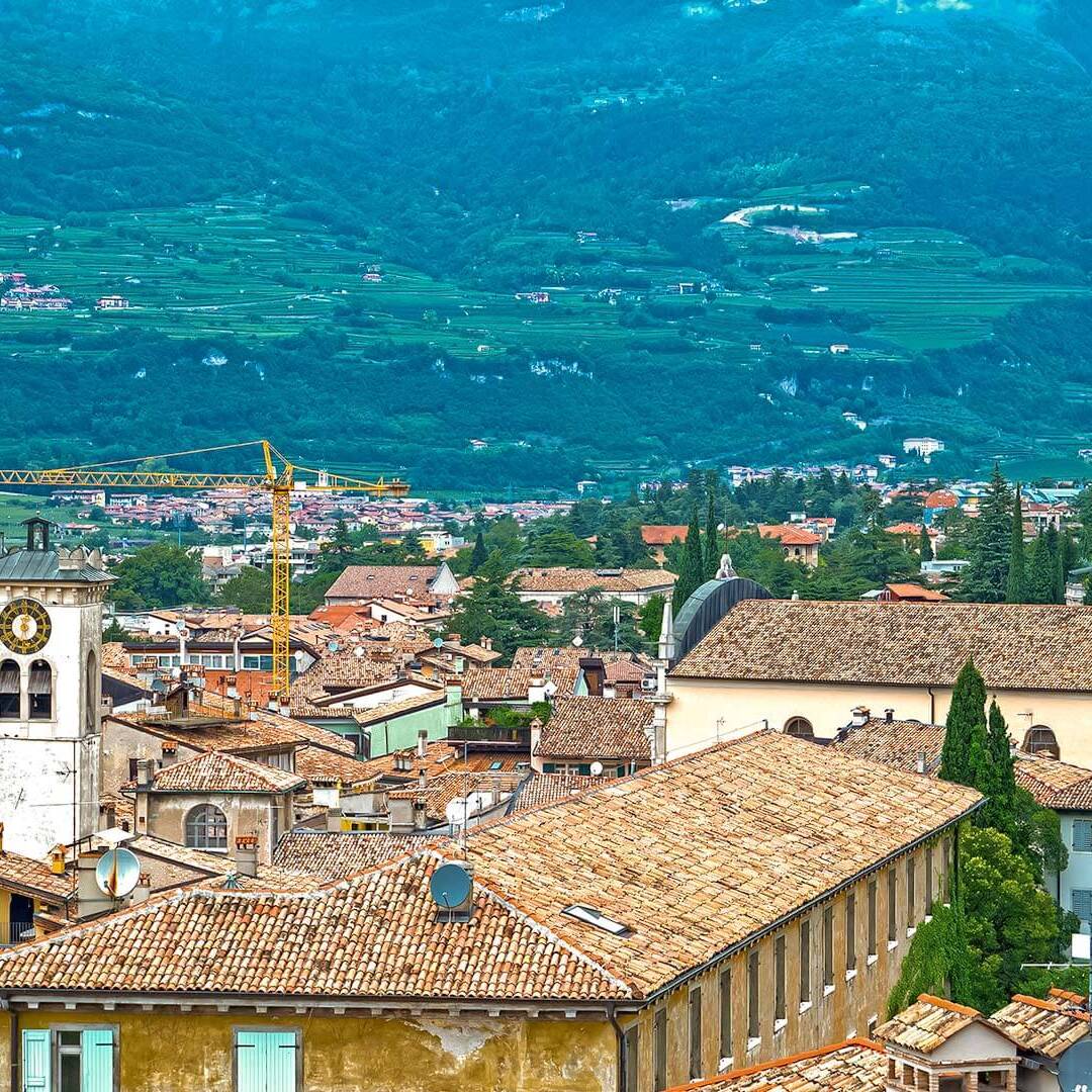 Foto panoramica con vista il teatro comunale di Rovereto