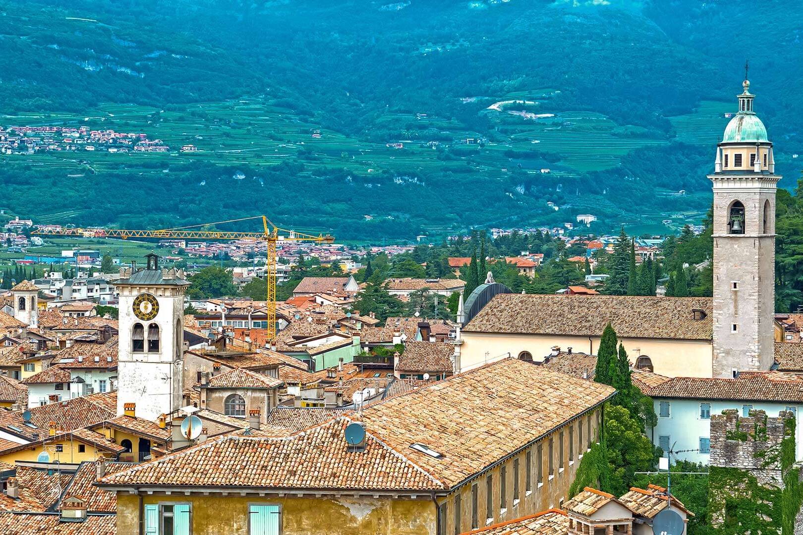 Foto panoramica con vista il teatro comunale di Rovereto